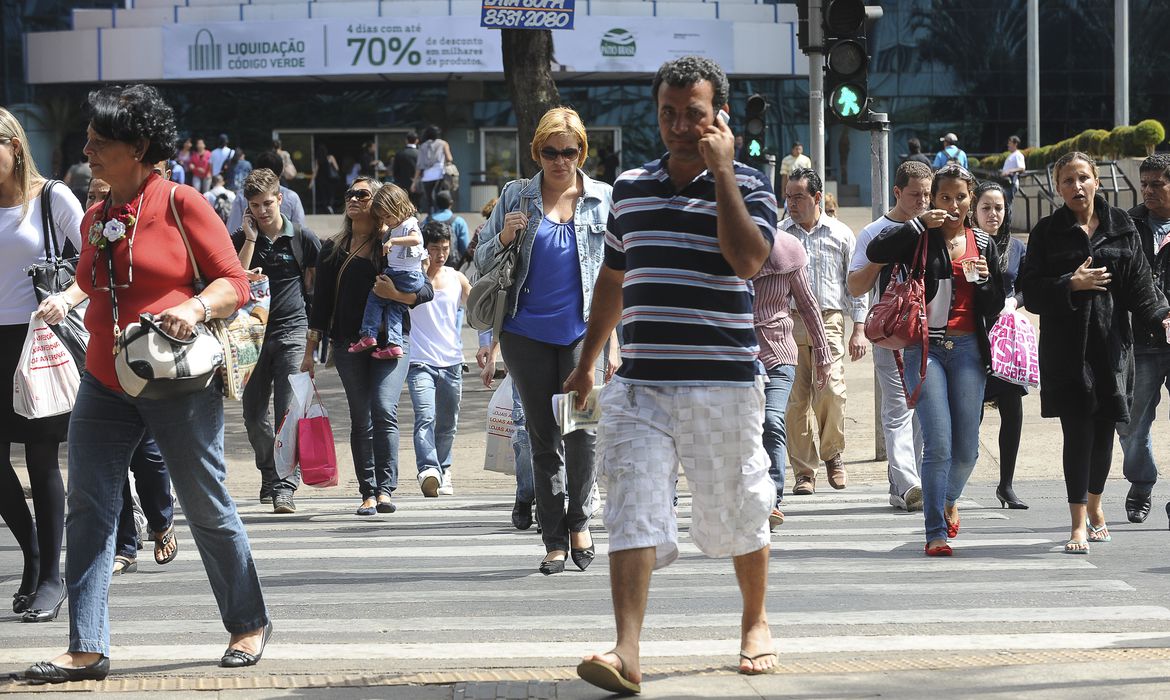 IBGE estima que desempregados no Brasil são 14,4 milhões
