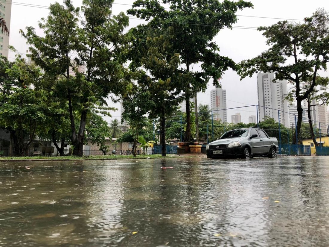 Autoridades em alerta após chuvas fortes causarem transtornos durante o fim de semana em Pernambuco