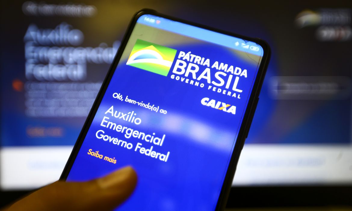 Bolsonaro diz que auxílio emergencial pode continuar em 2022