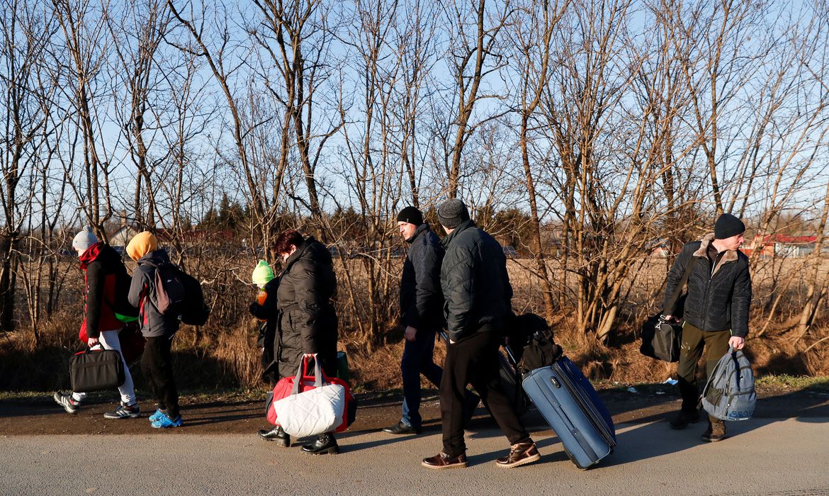Ucranianos em fuga começam a chegar à Europa Central