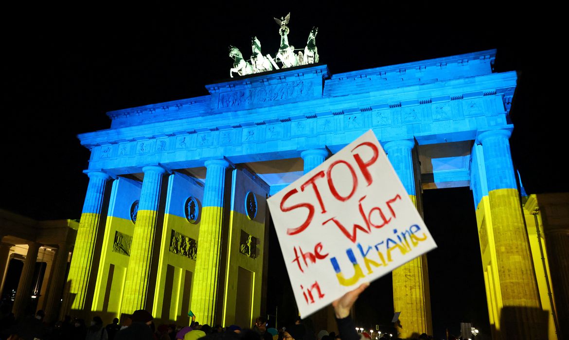 De Tóquio a Nova York, milhares protestam contra invasão da Ucrânia