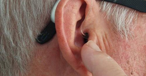 Perda auditiva: pesquisadores do MIT desenvolvem tratamento que reverte a surdez