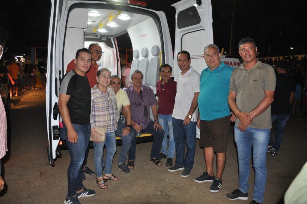 Prefeitura de SJE entregou 3 novas ambulâncias a população na noite desta quinta (30)