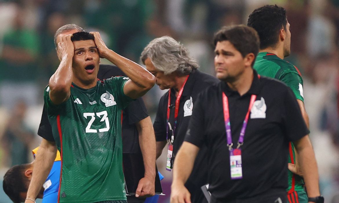 México vence sauditas, mas perde vaga às oitavas no saldo de gols