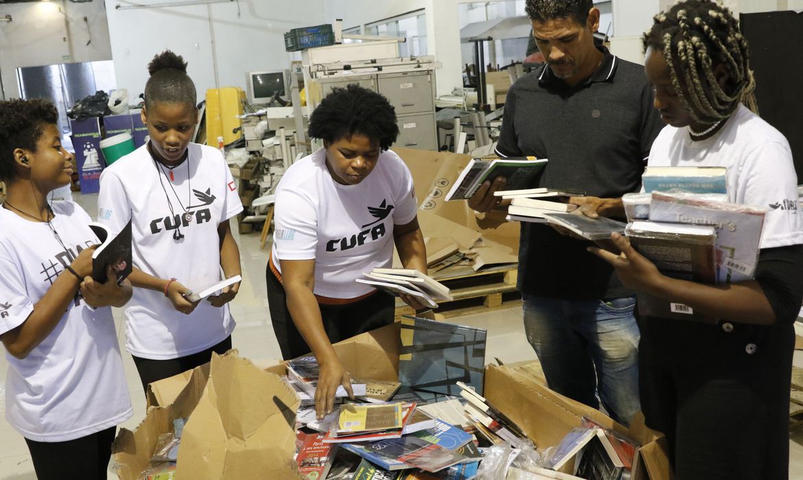 Central Única das Favelas distribui livros a bibliotecas comunitárias
