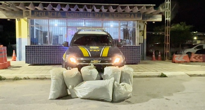PRF apreende 102 Kg de maconha após carro capotar em Serra Talhada