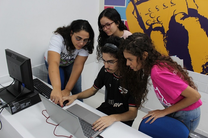 Universitários do Recife criam robô para auxiliar sono de crianças com autismo