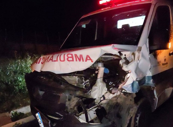 Ambulância de Matureia fica destruída após colisão com vaca entre São José do Bonfim e Patos