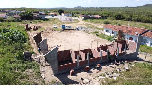 Prefeitura de Brejinho está construindo quadra esportiva em Placas de Piedade